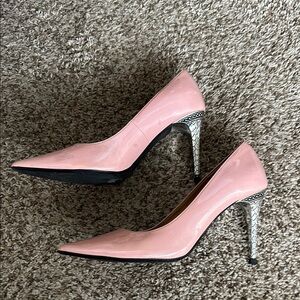 Pink J.Renee Women's pale pink patent leather pumps. Size 8.5.